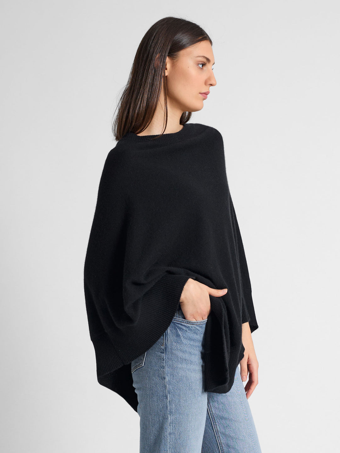 Cashmere poncho "Haddy" in 100% pure cashmere. Scandinavian design by Kashmina. Color: Black.