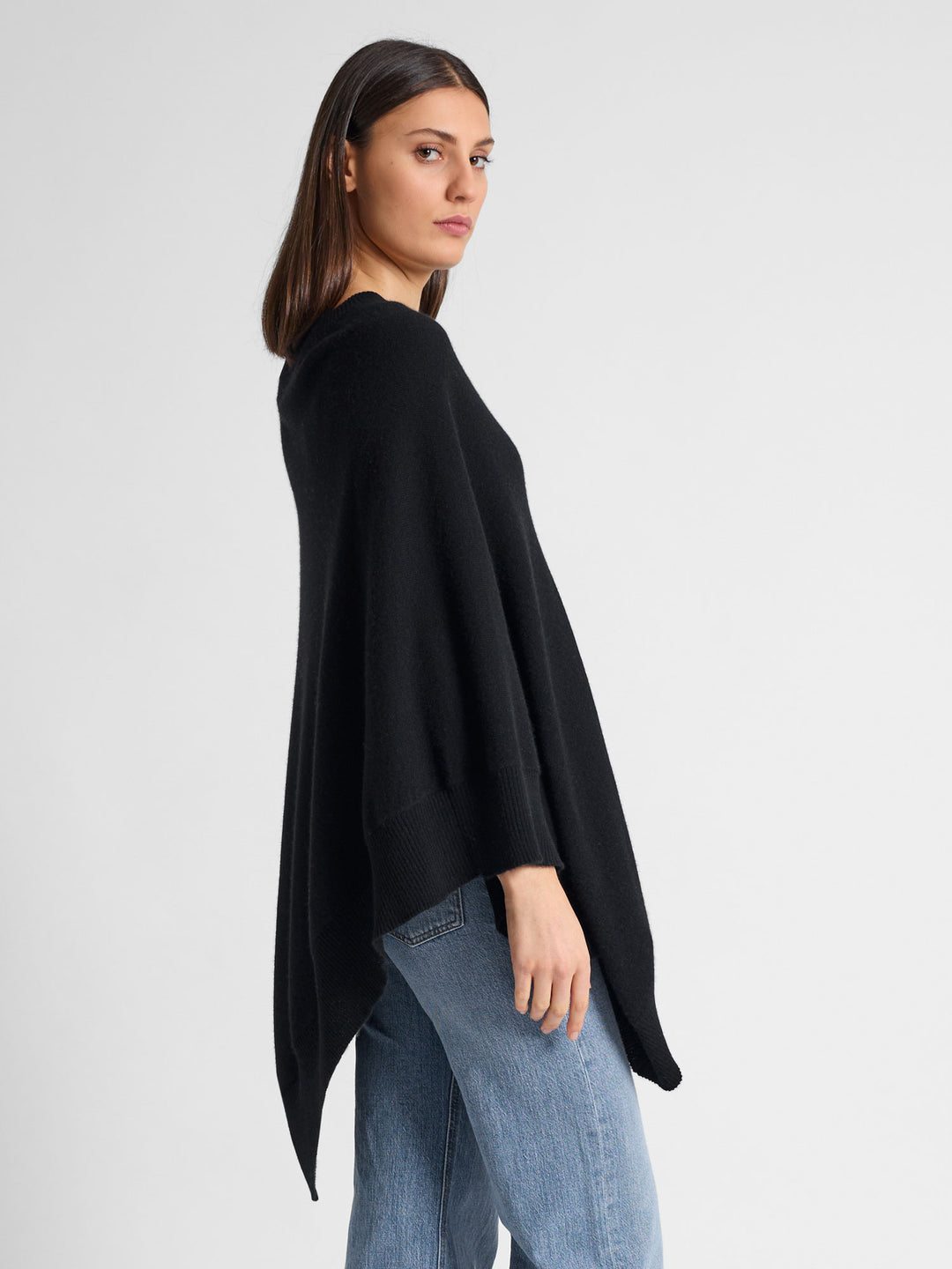 Cashmere poncho "Haddy" in 100% pure cashmere. Scandinavian design by Kashmina. Color: Black.