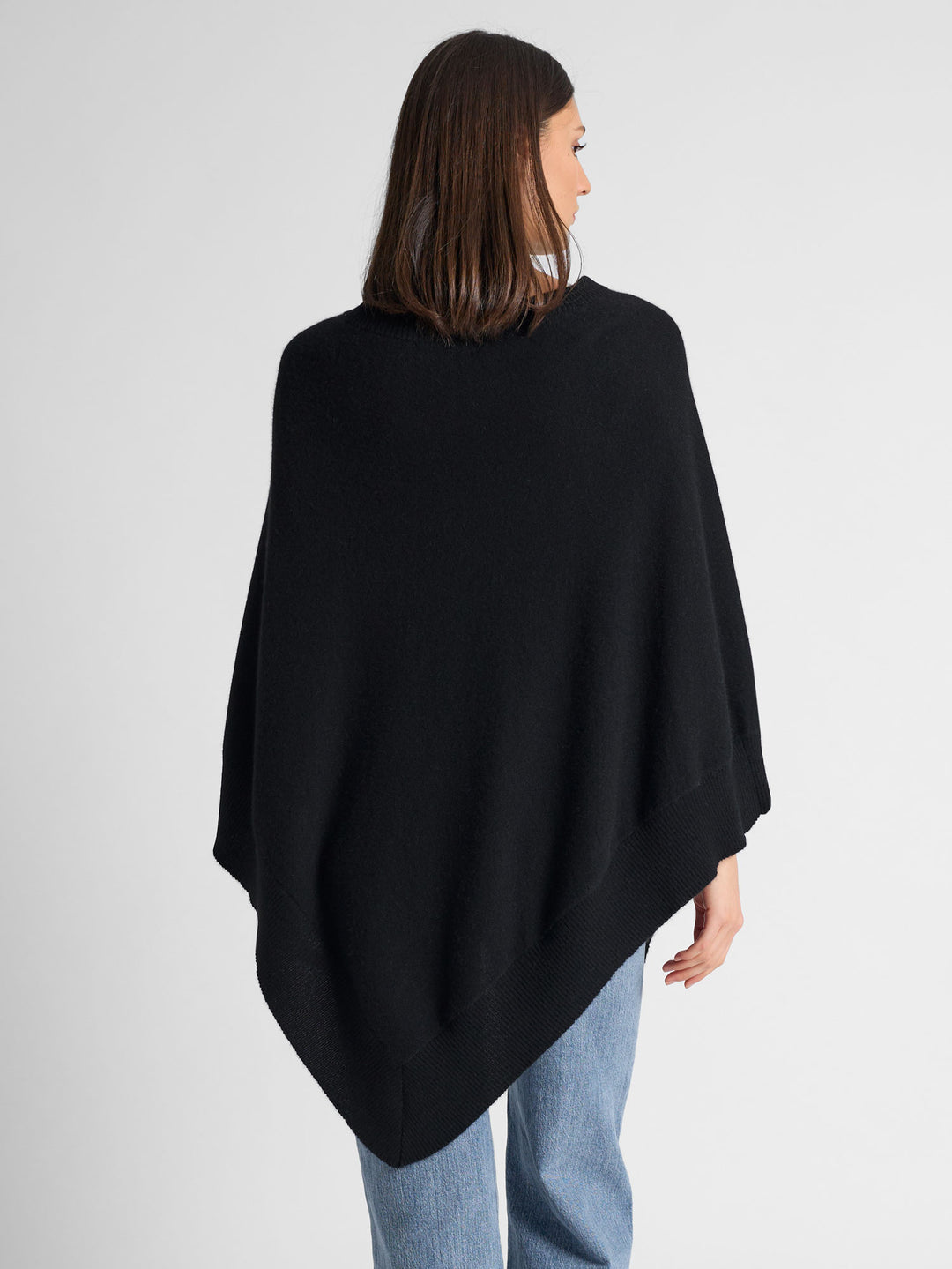 Cashmere poncho "Haddy" in 100% pure cashmere. Scandinavian design by Kashmina. Color: Black.