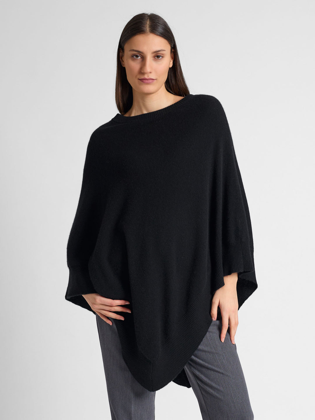 Cashmere poncho "Haddy" in 100% pure cashmere. Scandinavian design by Kashmina. Color: Black.