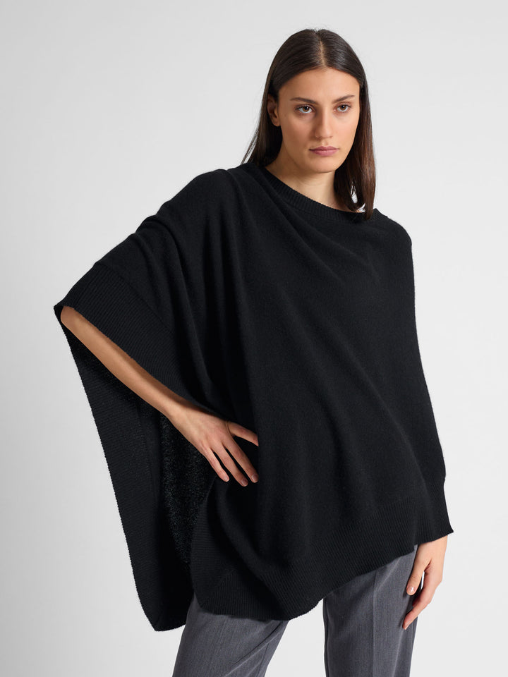 Cashmere poncho "Haddy" in 100% pure cashmere. Scandinavian design by Kashmina. Color: Black.