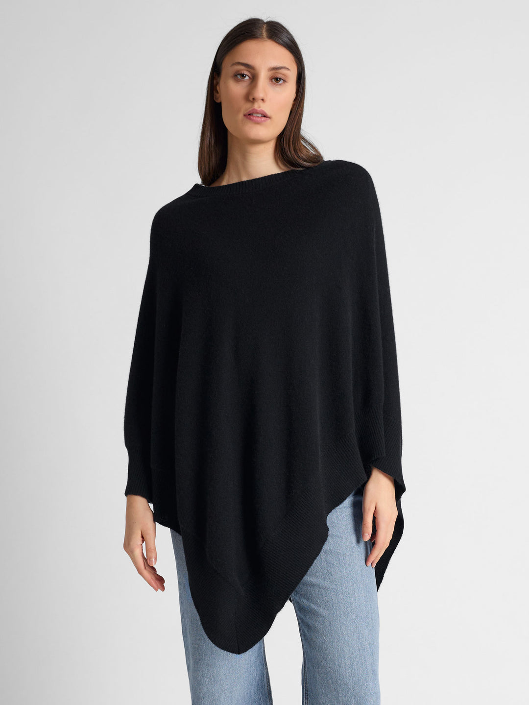 Cashmere poncho "Haddy" in 100% pure cashmere. Scandinavian design by Kashmina. Color: Black.