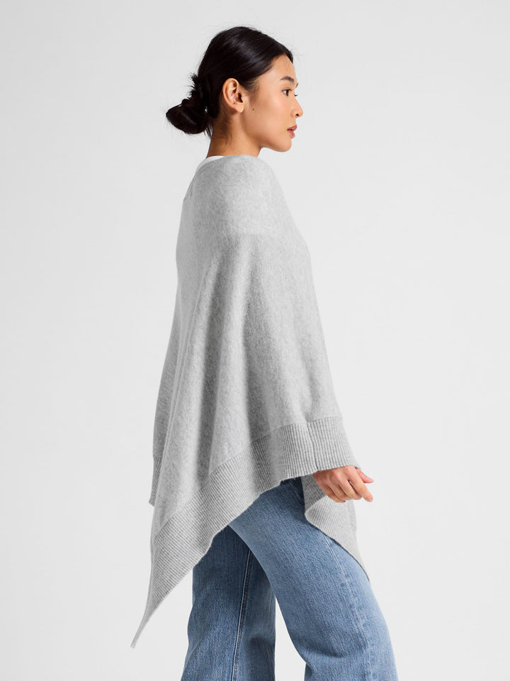 Cashmere poncho "Haddy" in 100% pure cashmere. Scandinavian design by Kashmina. Color: Light Grey.