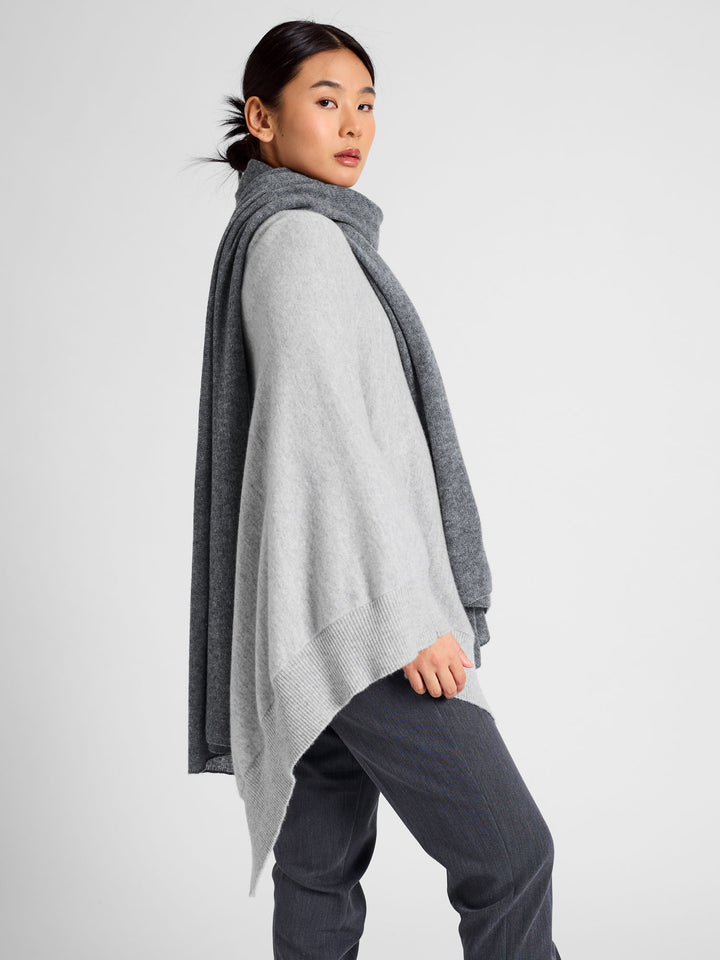 Cashmere poncho "Haddy" in 100% pure cashmere. Scandinavian design by Kashmina. Color: Light Grey.