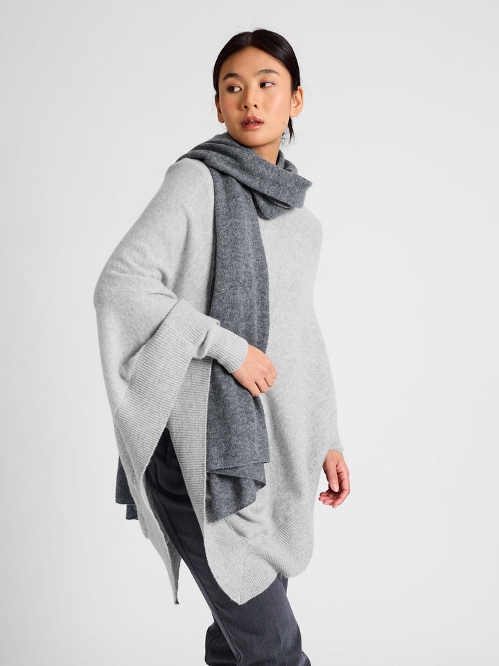 Cashmere poncho "Haddy" in 100% pure cashmere. Scandinavian design by Kashmina. Color: Light Grey.