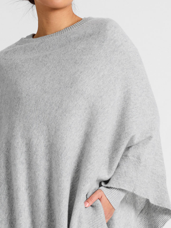Cashmere poncho "Haddy" in 100% pure cashmere. Scandinavian design by Kashmina. Color: Light Grey.