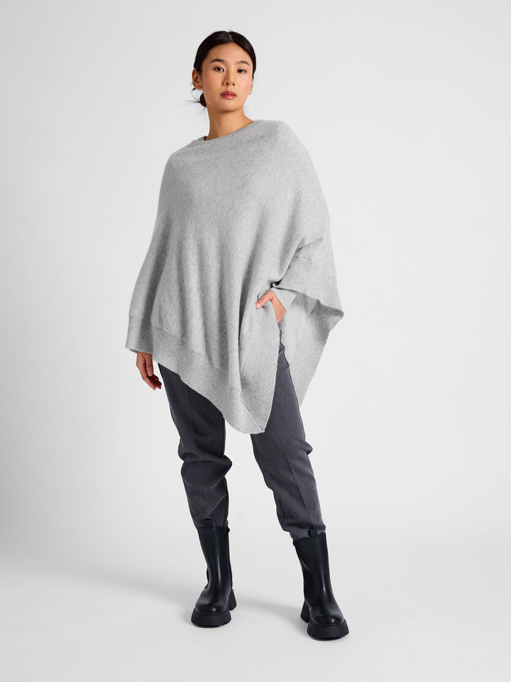 Cashmere poncho "Haddy" in 100% pure cashmere. Scandinavian design by Kashmina. Color: Light Grey.