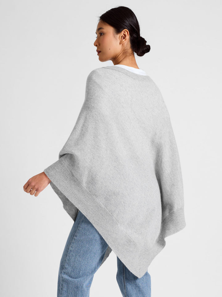 Cashmere poncho "Haddy" in 100% pure cashmere. Scandinavian design by Kashmina. Color: Light Grey.