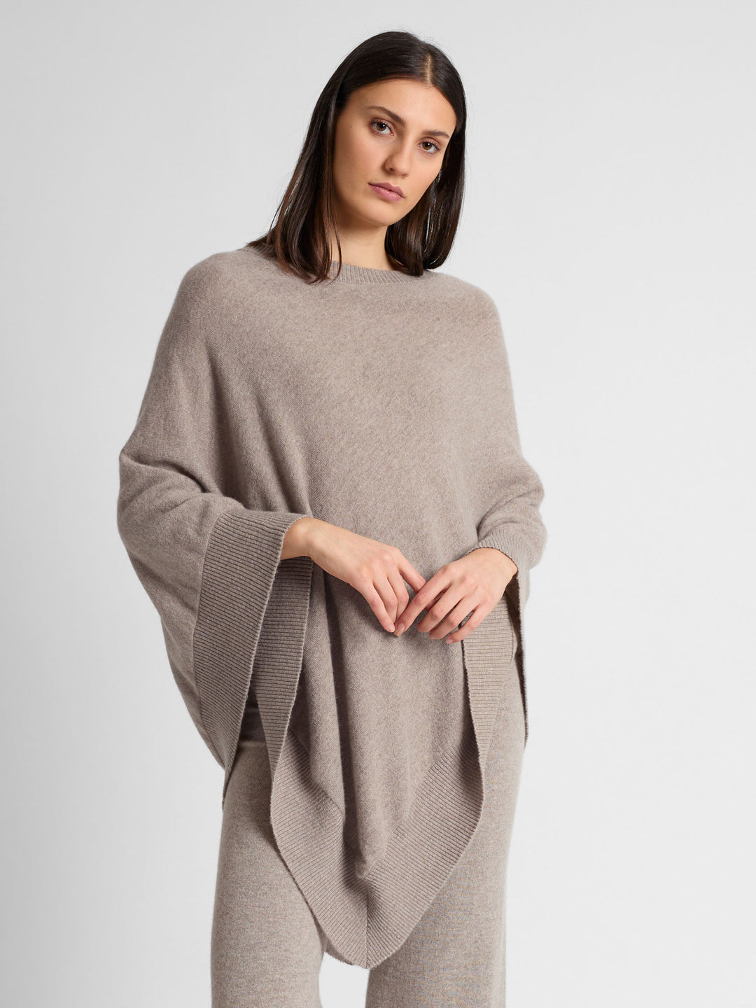 Cashmere poncho "Haddy" in 100% pure cashmere. Scandinavian design by Kashmina. Color: Toast.