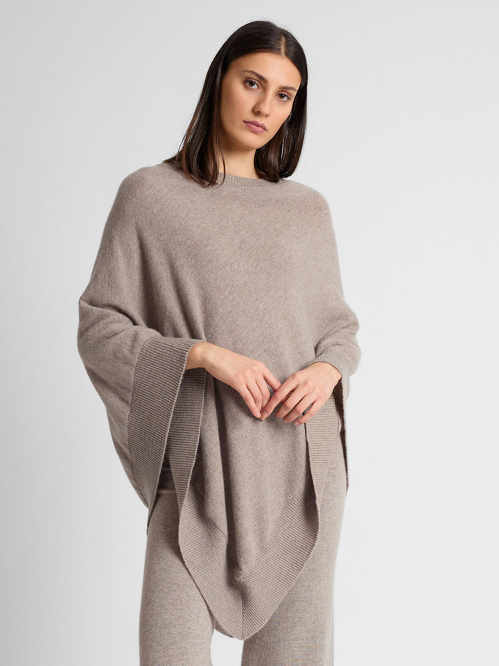 Cashmere poncho "Haddy" in 100% pure cashmere. Scandinavian design by Kashmina. Color: Toast.