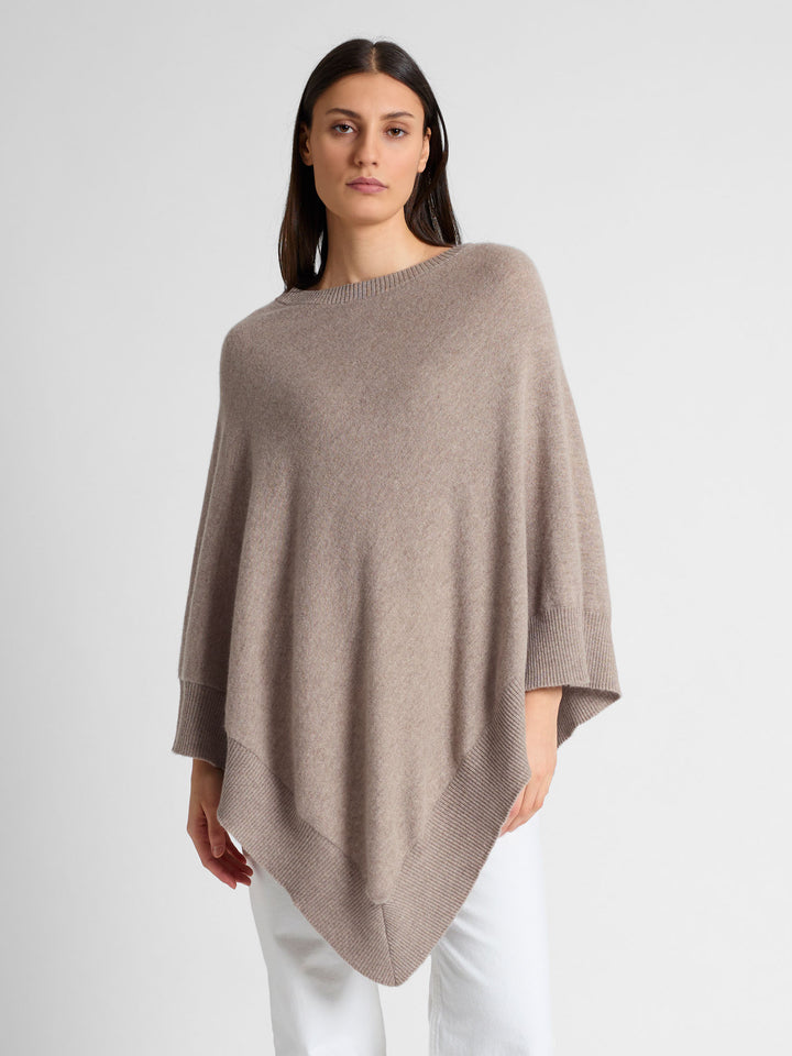 Cashmere poncho "Haddy" in 100% pure cashmere. Scandinavian design by Kashmina. Color: Toast.