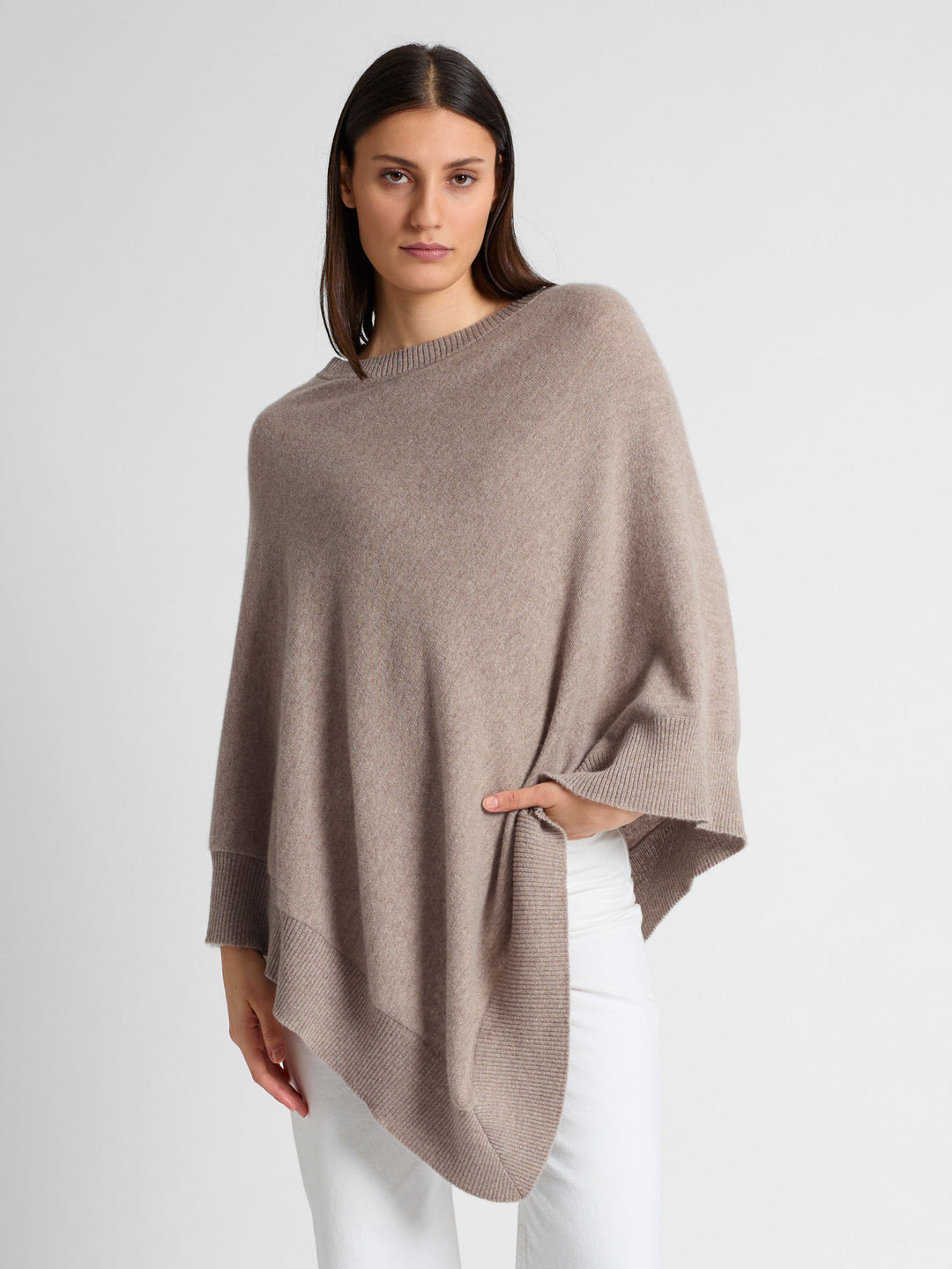 Cashmere poncho "Haddy" in 100% pure cashmere. Scandinavian design by Kashmina. Color: Toast.