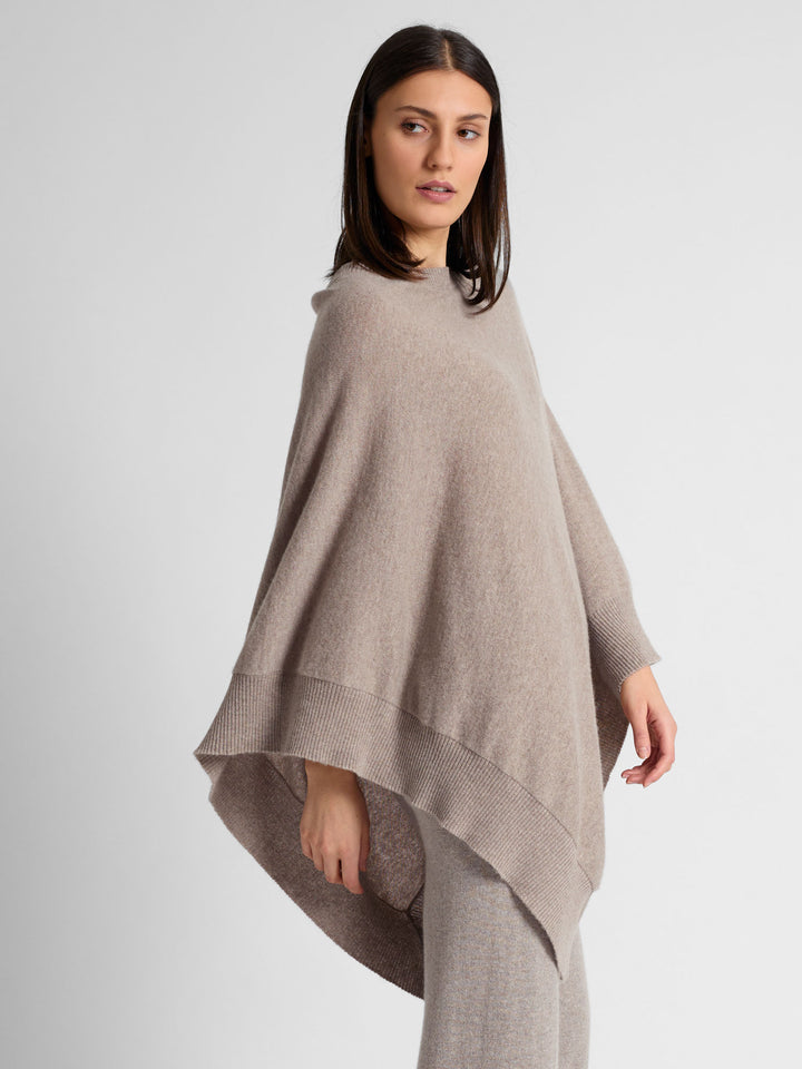 Cashmere poncho "Haddy" in 100% pure cashmere. Scandinavian design by Kashmina. Color: Toast.