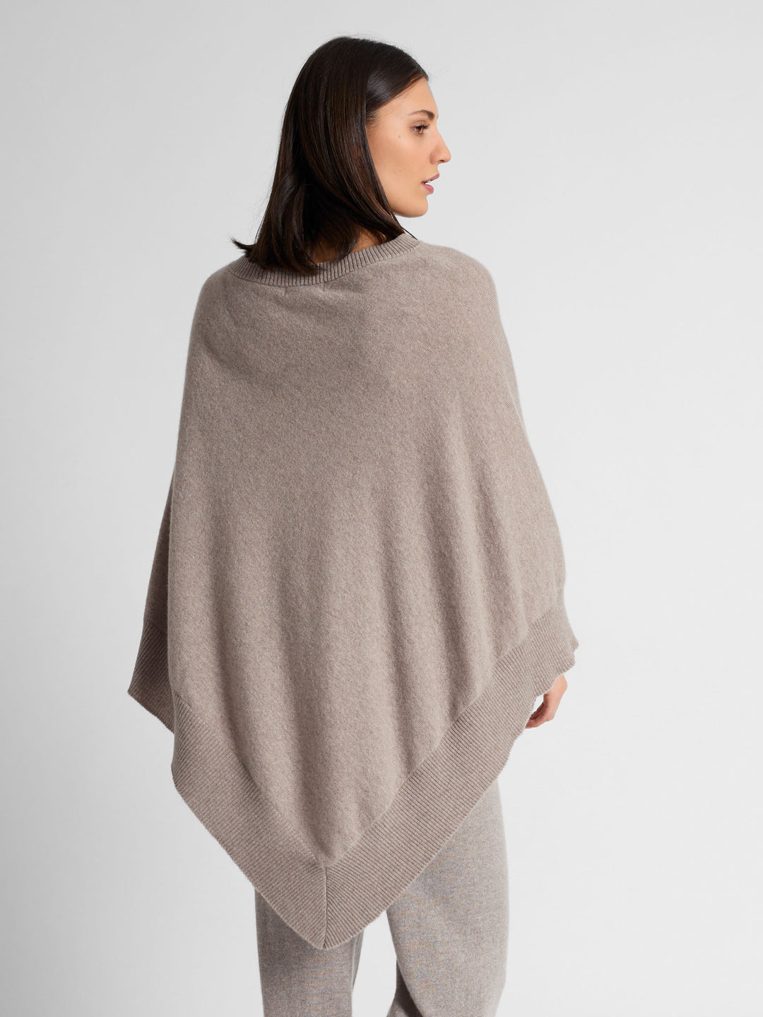 Cashmere poncho "Haddy" in 100% pure cashmere. Scandinavian design by Kashmina. Color: Toast.