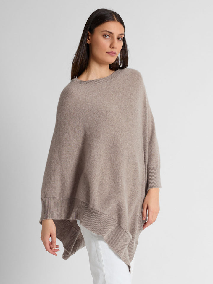 Cashmere poncho "Haddy" in 100% pure cashmere. Scandinavian design by Kashmina. Color: Toast.