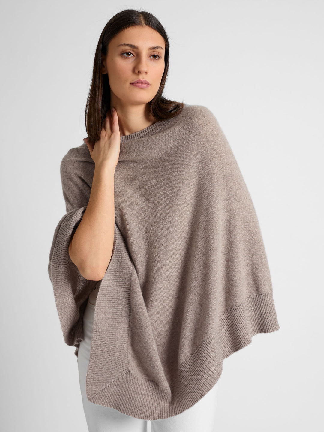 Cashmere poncho "Haddy" in 100% pure cashmere. Scandinavian design by Kashmina. Color: Toast.