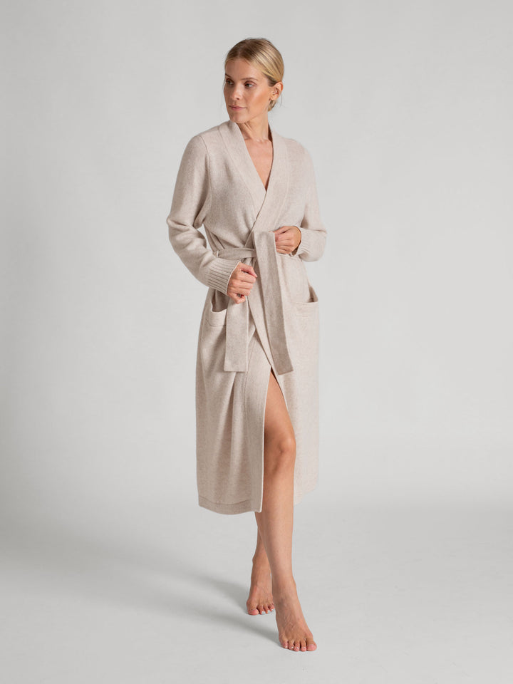 Cashmere morning robe Premium in 100% pure cashmere. Scandinavian design by Kashmina. Color: Beige.