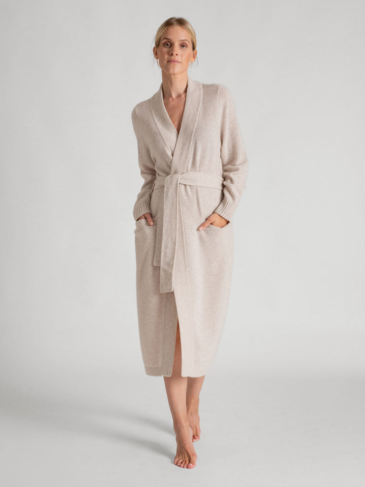 Cashmere morning robe Premium in 100% pure cashmere. Scandinavian design by Kashmina. Color: Beige.