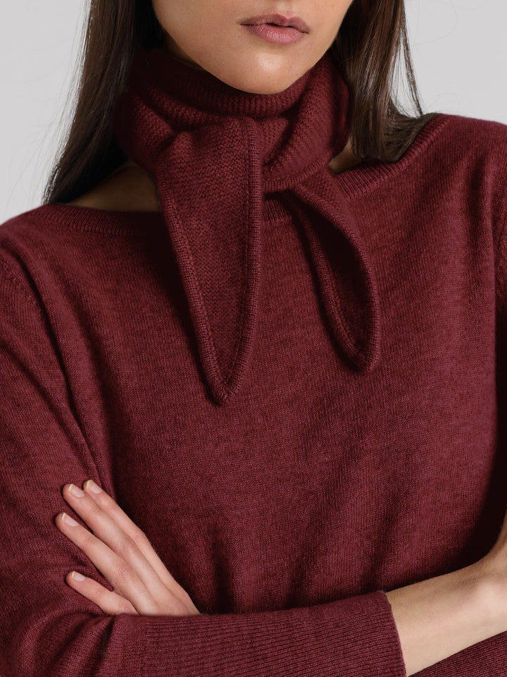 Small cashmere scarf "Alfie" in 100% pure cashmere. Scandinavian design by Kashmina. Color: Bordeaux.