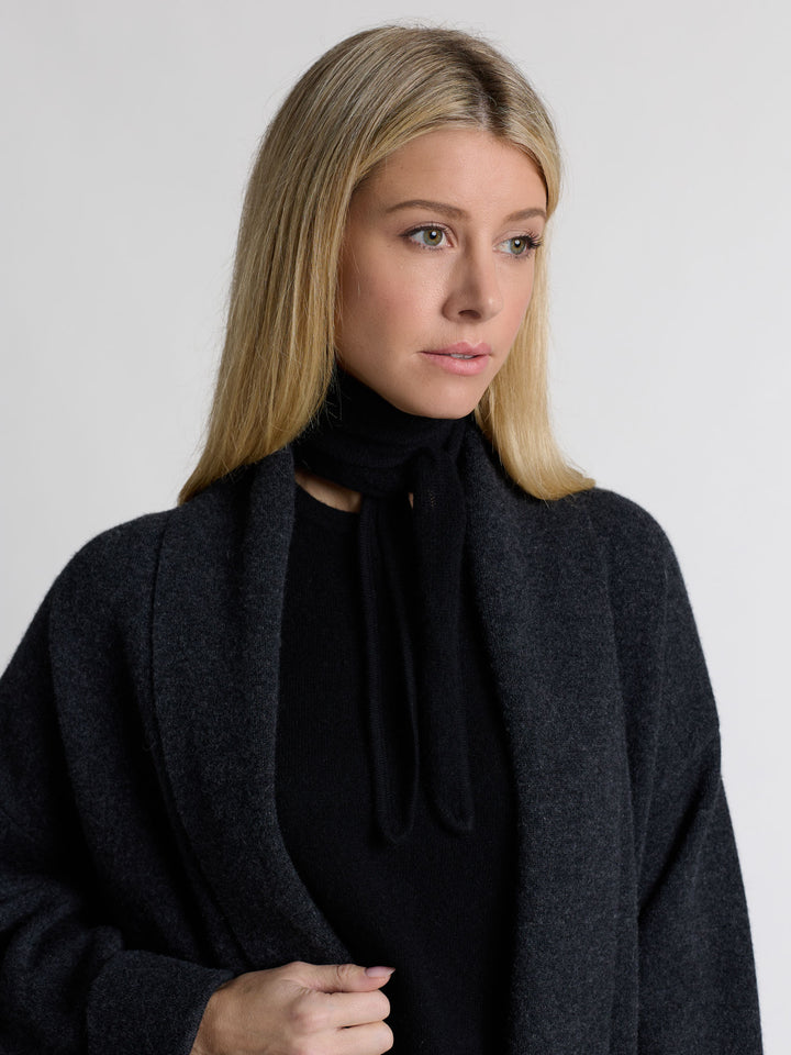 Small cashmere scarf "Alfine" in 100% pure cashmere. Scandinavian design by Kashmina. Color: Black.