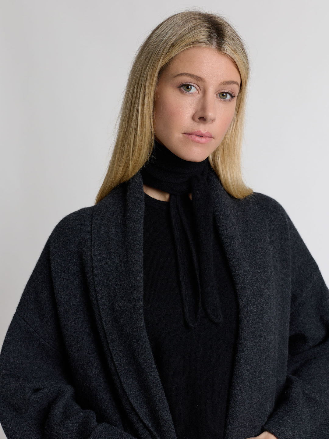 Small cashmere scarf "Alfine" in 100% pure cashmere. Scandinavian design by Kashmina. Color: Black.