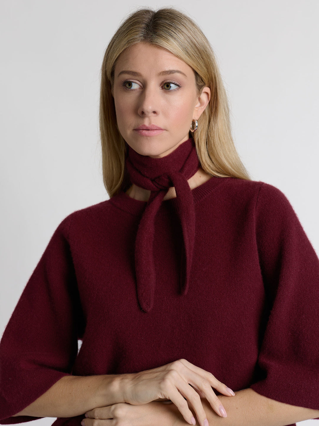 Small cashmere scarf "Alfine" in 100% pure cashmere. Scandinavian design by Kashmina. Color: Bordeaux, deep red.