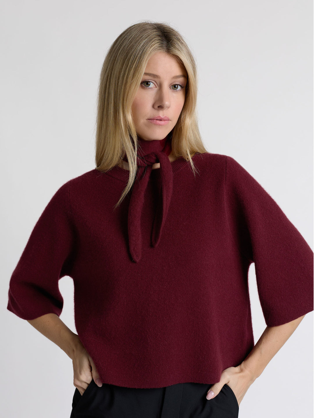 Small cashmere scarf "Alfine" in 100% pure cashmere. Scandinavian design by Kashmina. Color: Bordeaux, deep red.