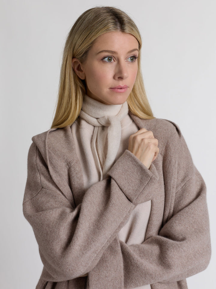 Small cashmere scarf "Alfine" in 100% pure cashmere. Scandinavian design by Kashmina. Color: Cream.