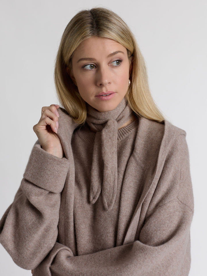 Small cashmere scarf "Alfine" in 100% pure cashmere. Scandinavian design by Kashmina. Color: Toast.