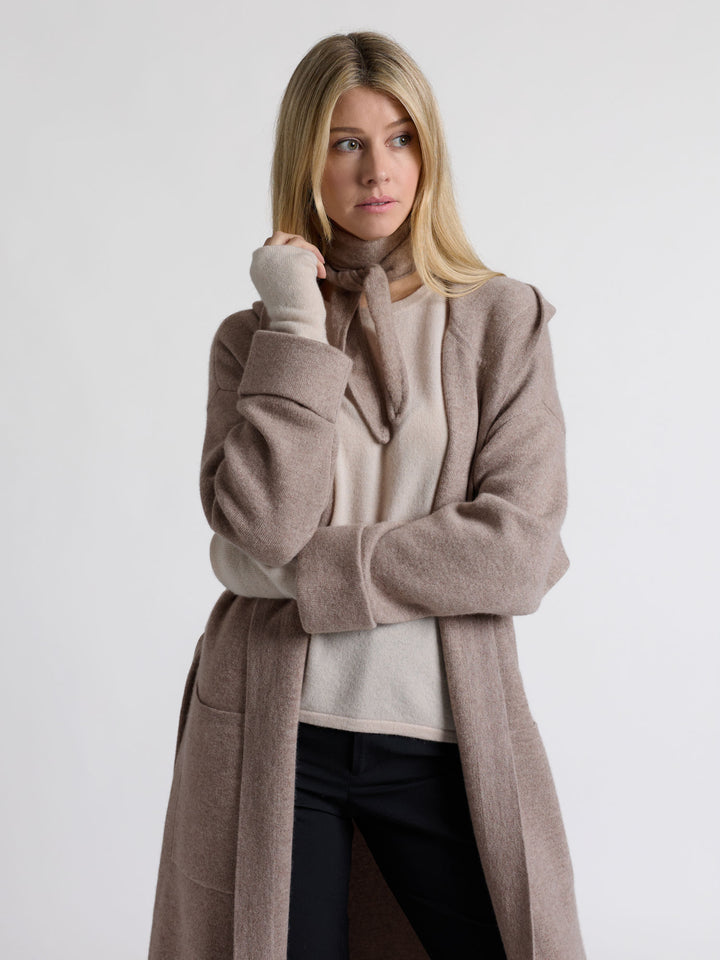 Small cashmere scarf "Alfine" in 100% pure cashmere. Scandinavian design by Kashmina. Color: Toast.