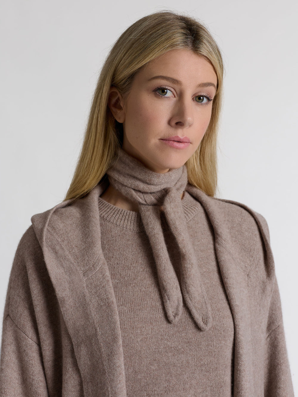 Small cashmere scarf "Alfine" in 100% pure cashmere. Scandinavian design by Kashmina. Color: Toast.