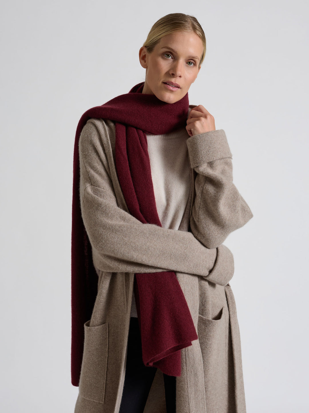 Light cashmere scarf "Flow" in 100% pure cashmere. Scandinavian design by Kashmina. Color: Bordeaux.