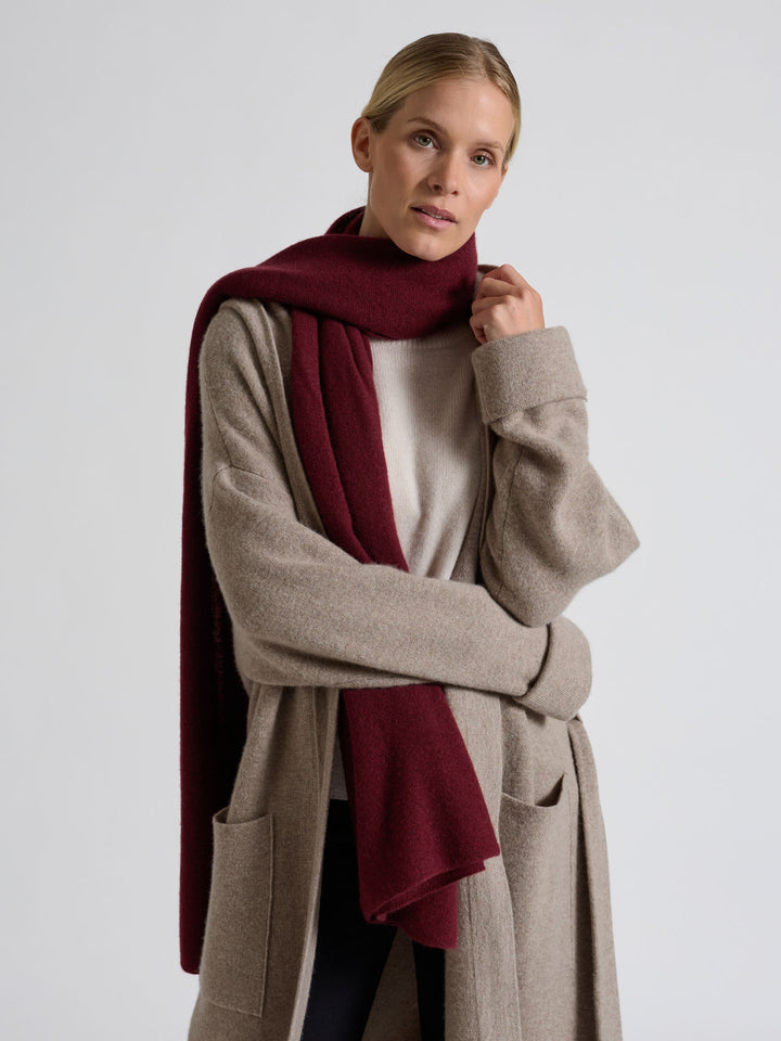 Light cashmere scarf "Flow" in 100% pure cashmere. Scandinavian design by Kashmina. Color: Bordeaux.