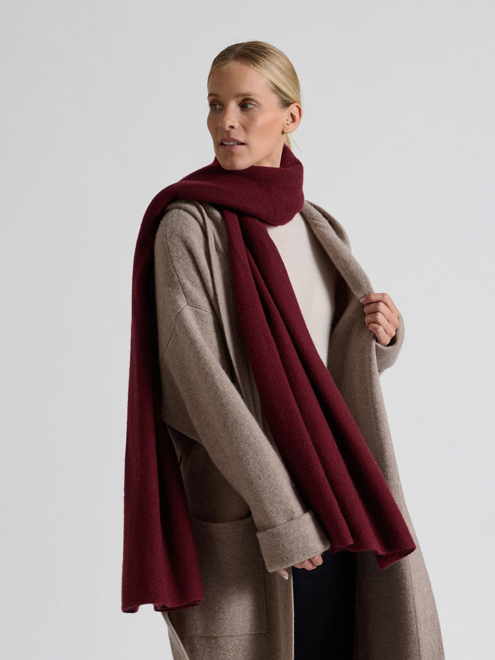 Light cashmere scarf "Flow" in 100% pure cashmere. Scandinavian design by Kashmina. Color: Bordeaux.