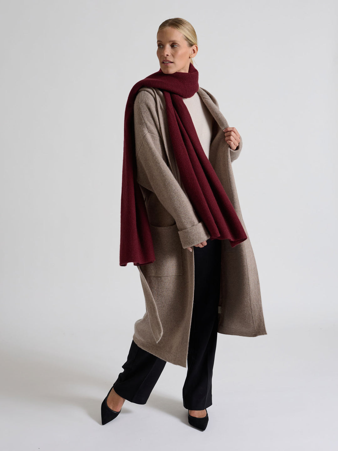 Light cashmere scarf "Flow" in 100% pure cashmere. Scandinavian design by Kashmina. Color: Bordeaux.