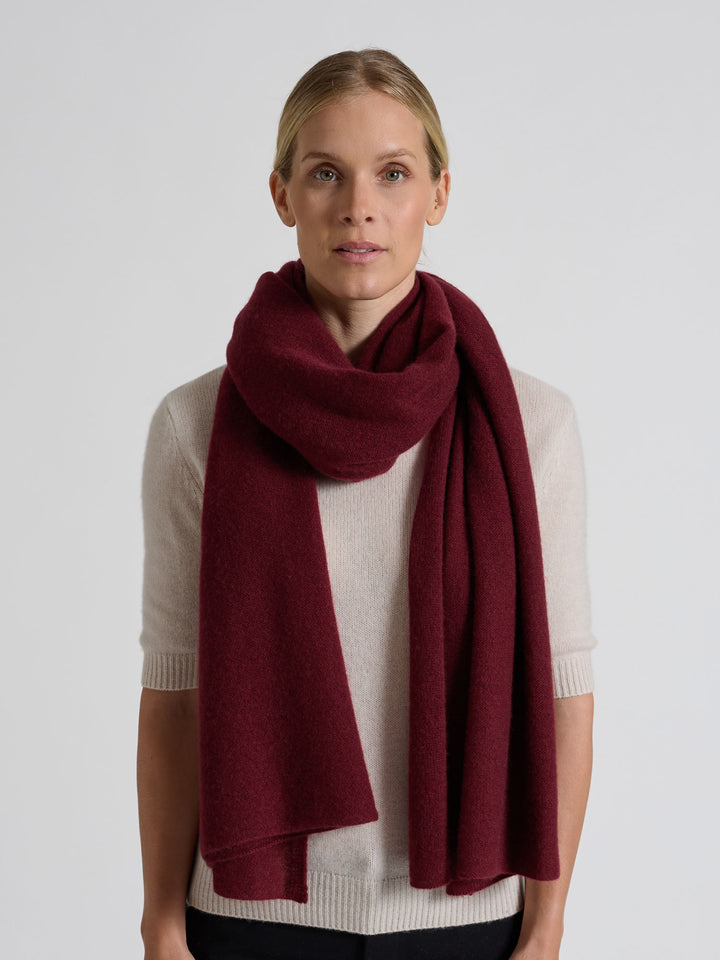 Light cashmere scarf "Flow" in 100% pure cashmere. Scandinavian design by Kashmina. Color: Bordeaux.