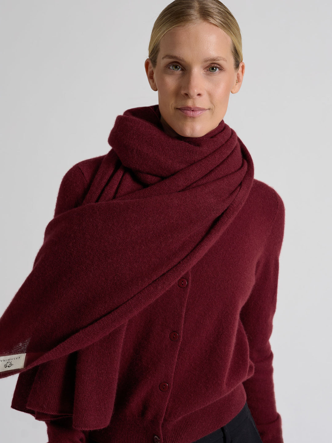 Light cashmere scarf "Flow" in 100% pure cashmere. Scandinavian design by Kashmina. Color: Bordeaux.