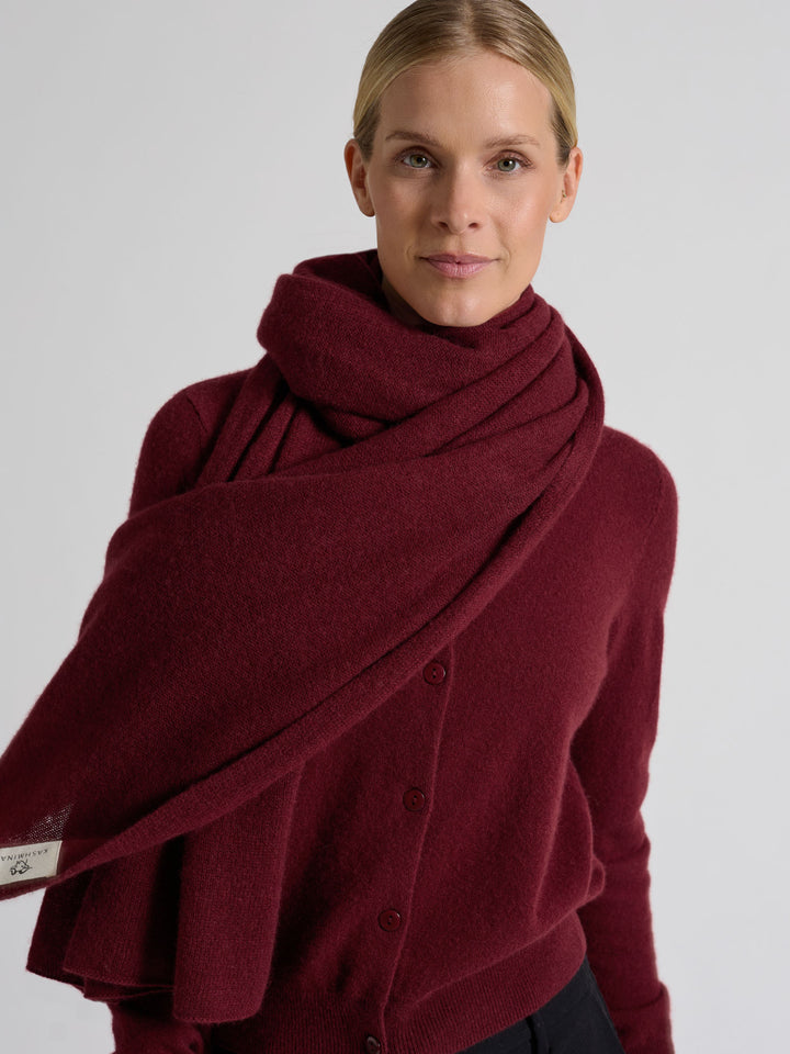 Light cashmere scarf "Flow" in 100% pure cashmere. Scandinavian design by Kashmina. Color: Bordeaux.