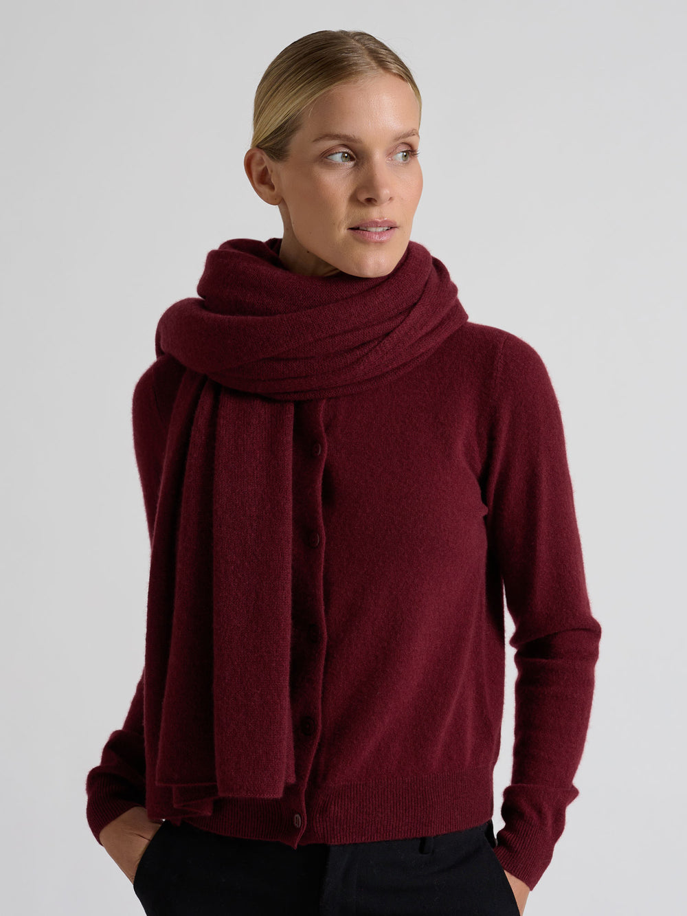 Light cashmere scarf "Flow" in 100% pure cashmere. Scandinavian design by Kashmina. Color: Bordeaux.
