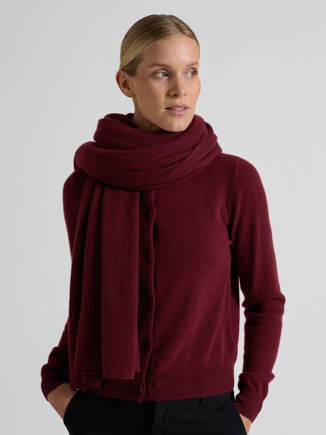 Light cashmere scarf "Flow" in 100% pure cashmere. Scandinavian design by Kashmina. Color: Bordeaux.
