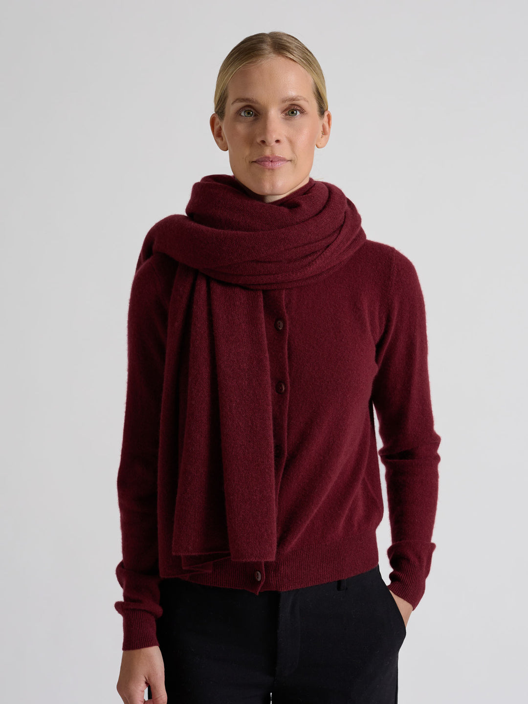 Light cashmere scarf "Flow" in 100% pure cashmere. Scandinavian design by Kashmina. Color: Bordeaux.