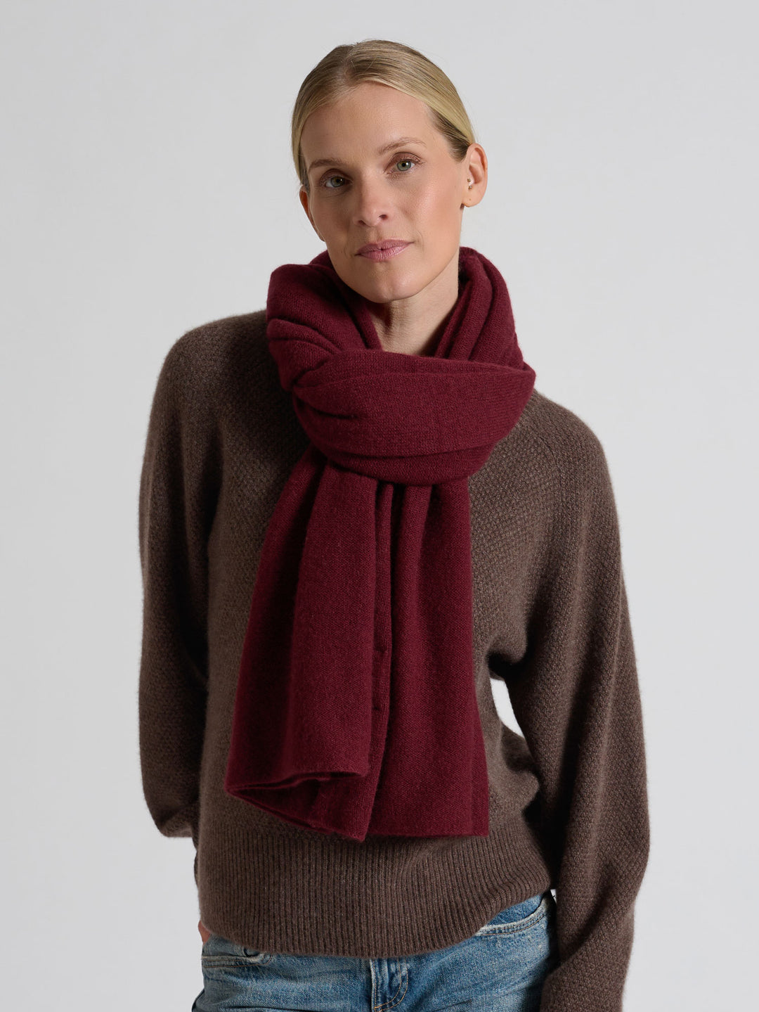 Light cashmere scarf "Flow" in 100% pure cashmere. Scandinavian design by Kashmina. Color: Bordeaux.