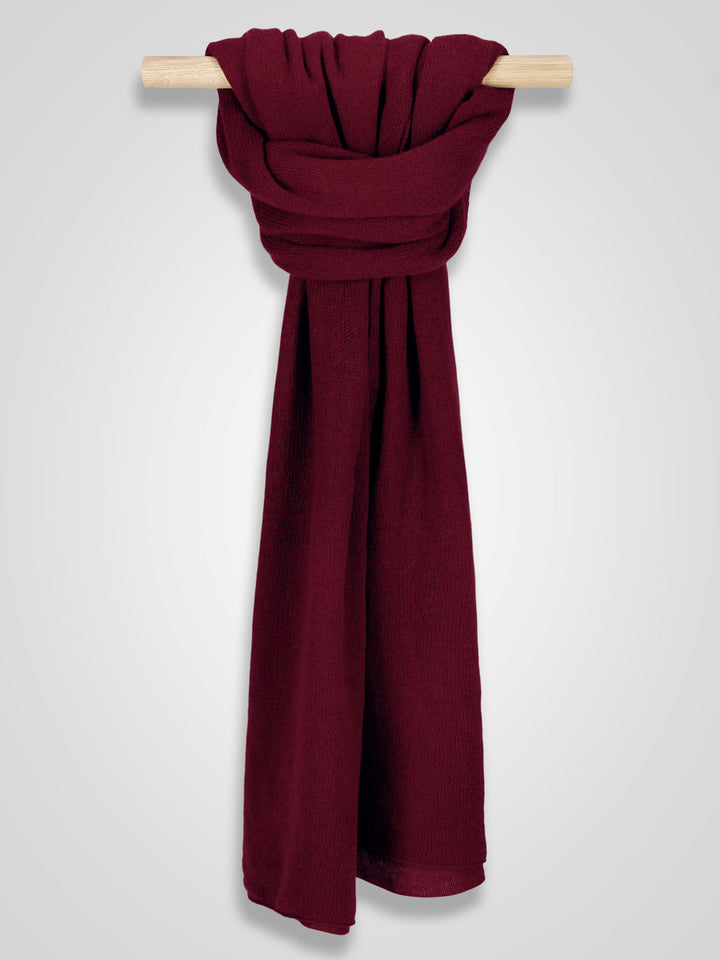 Light cashmere scarf "Flow" in 100% pure cashmere. Scandinavian design by Kashmina. Color: Bordeaux.