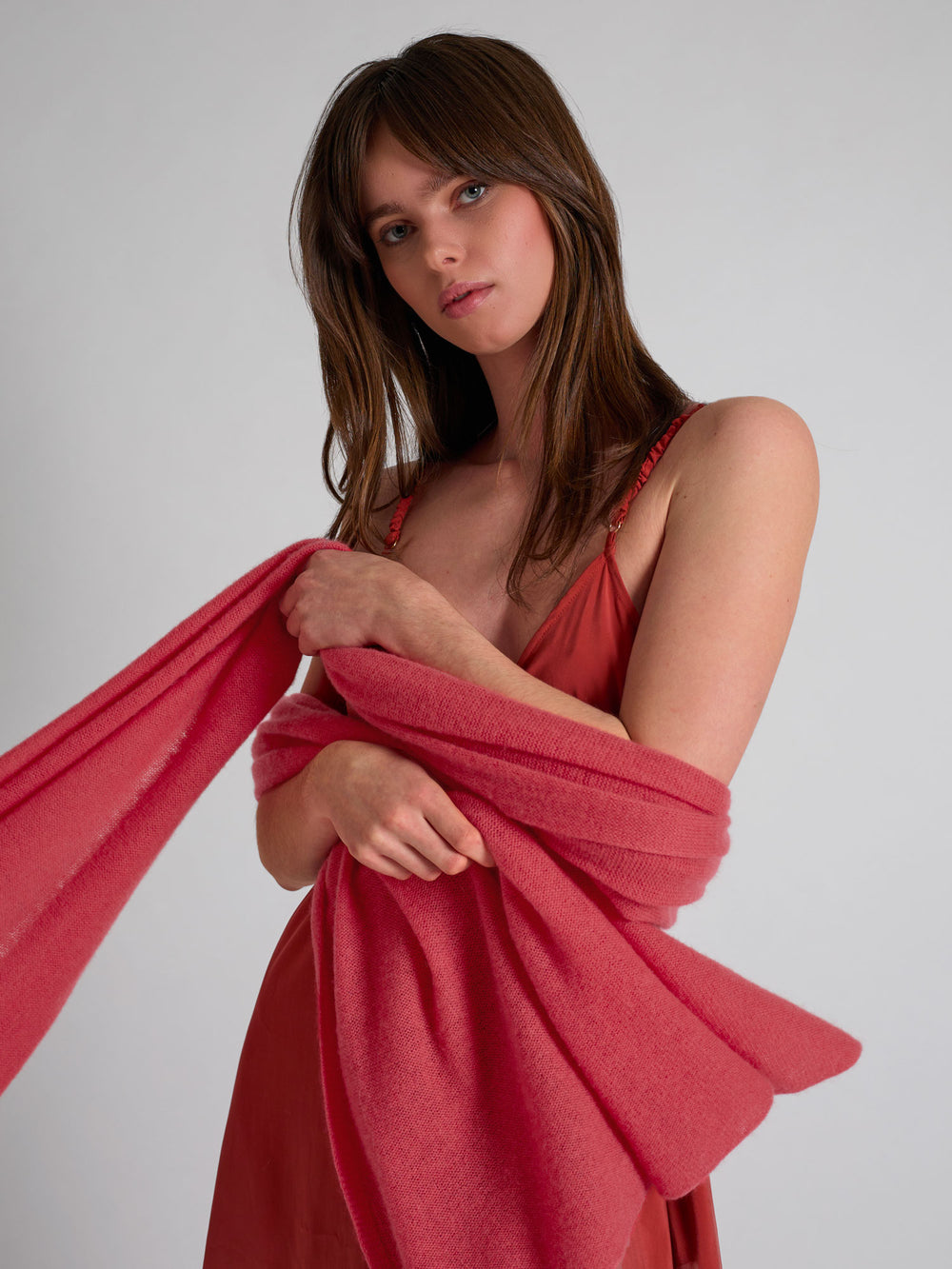 Light cashmere scarf "Flow" in 100% pure cashmere. Scandinavian design by Kashmina. Color; Coral.