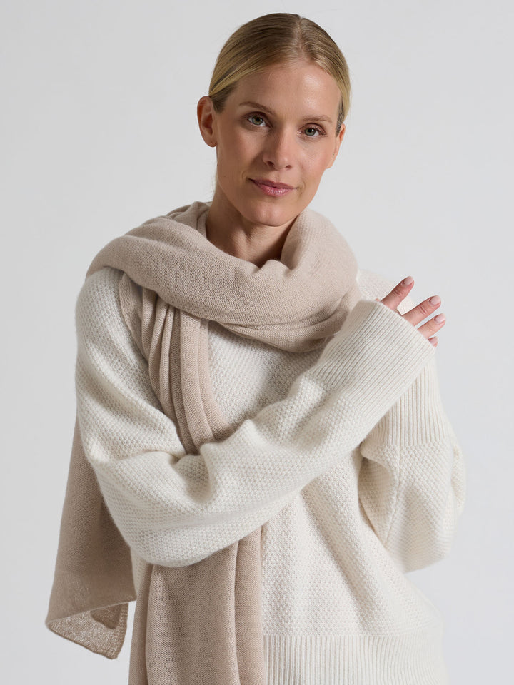 Cashmere scarf "Flow" 100% cashmere from Kashmina. Norwegian design. Color: Cream.