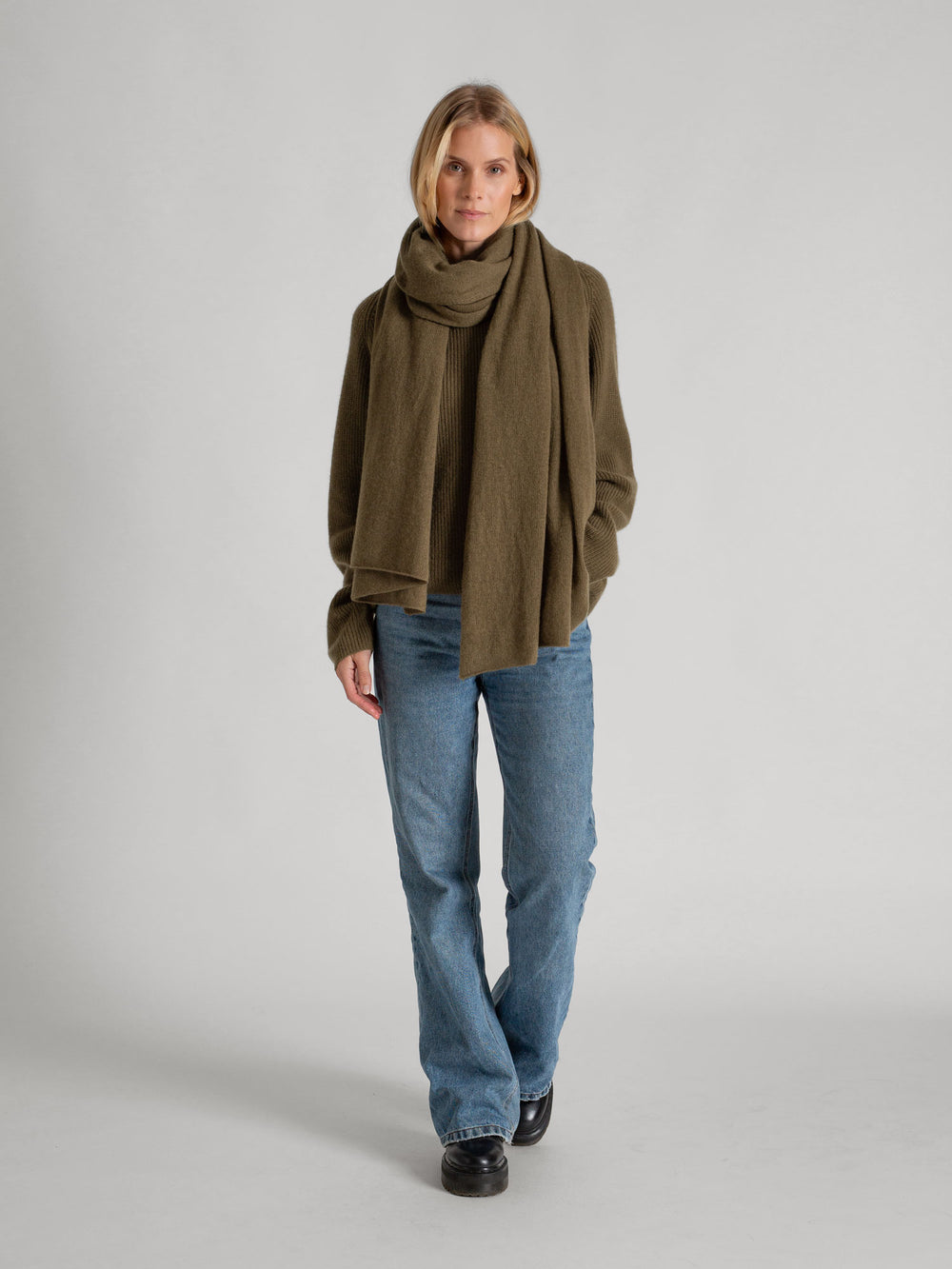 Airy cashmere scarf "Flow".  Color: Hunter - Dark green. 100% cashmere from kashmina.