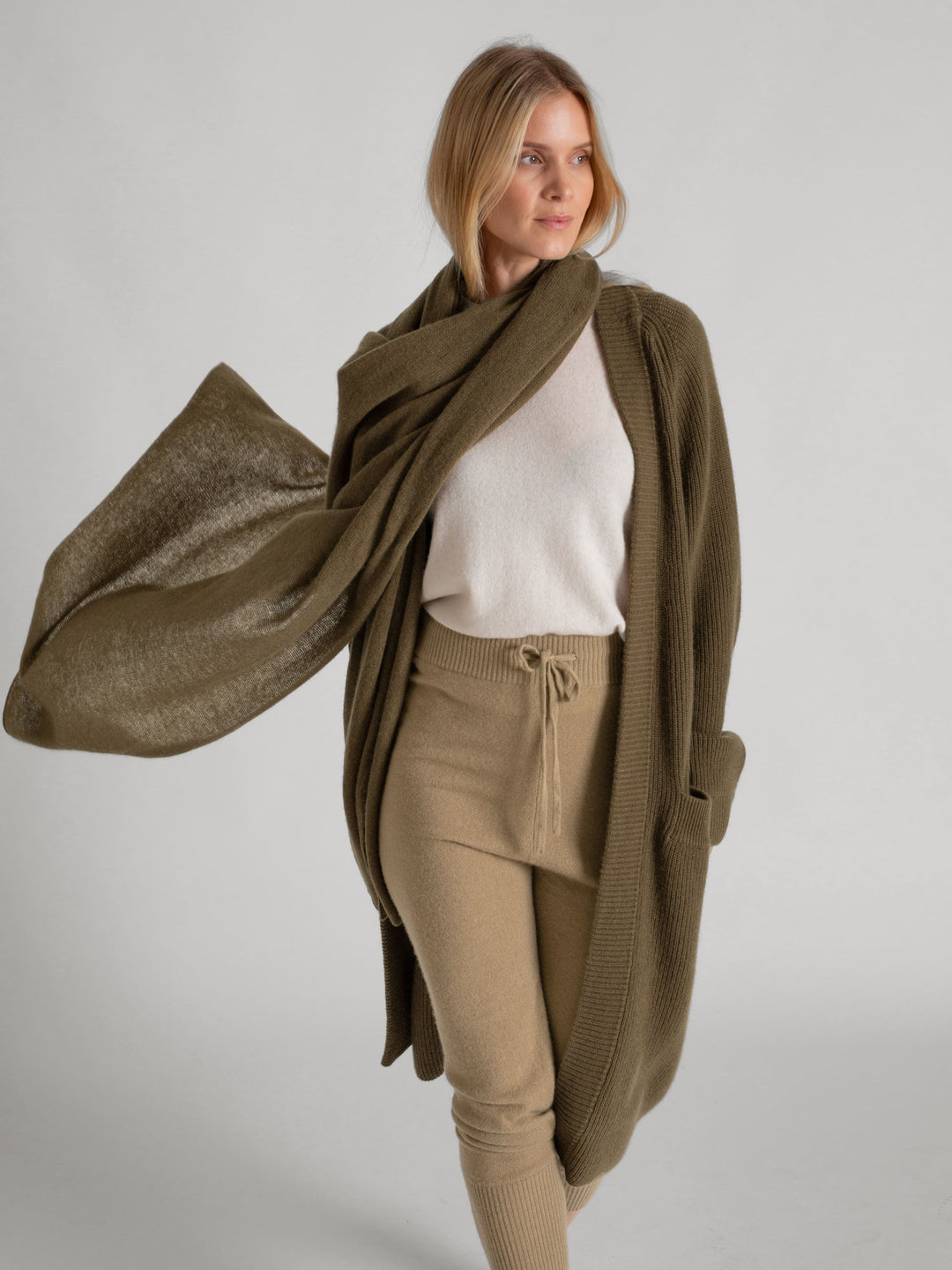 Airy cashmere scarf "Flow".  Color: Hunter - Dark green. 100% cashmere from kashmina.