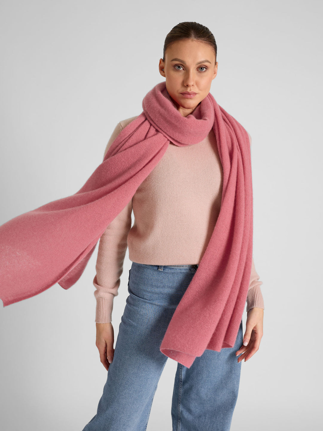 Airy cashmere scarf "Flow" in color: Pink Berry, in 100% cashmere by kashmina.