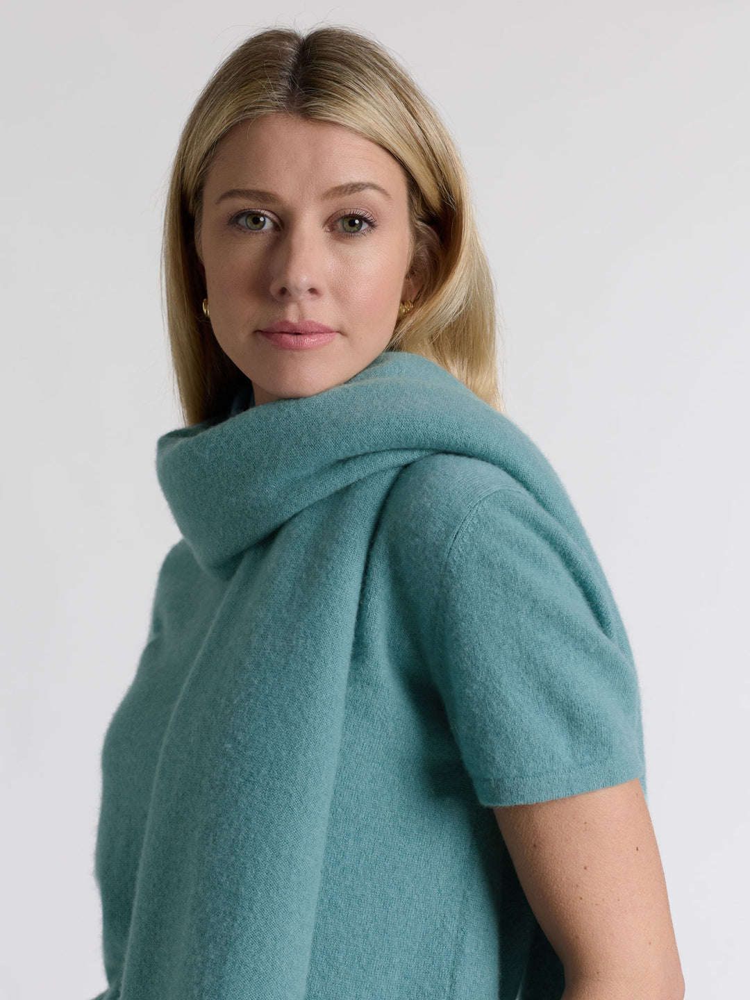 Cashmere scarf in 100% pure cashmere. Color: Arctic. Scandinavian design by Kashmina.