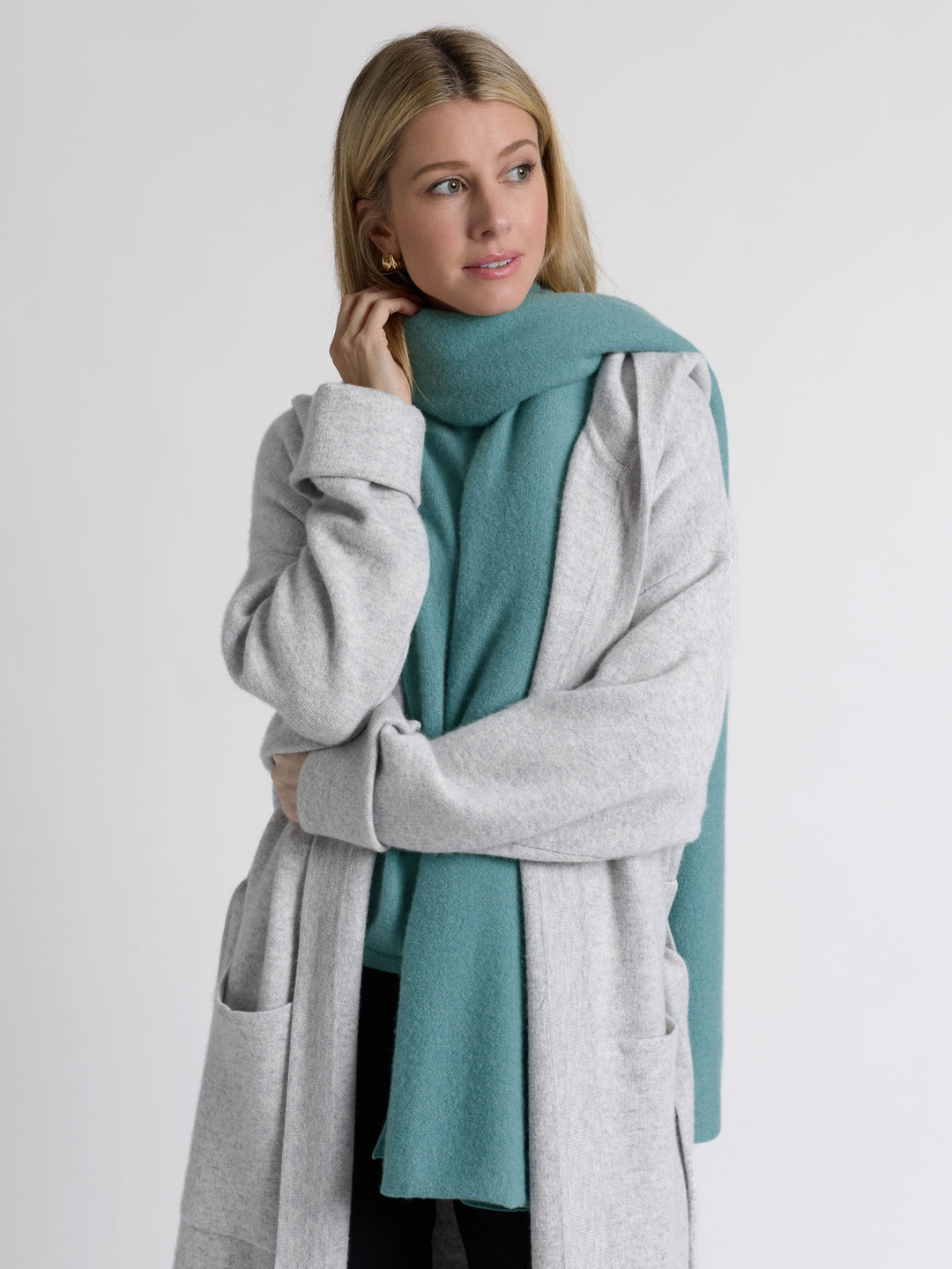Cashmere scarf in 100% pure cashmere. Color: Arctic. Scandinavian design by Kashmina.